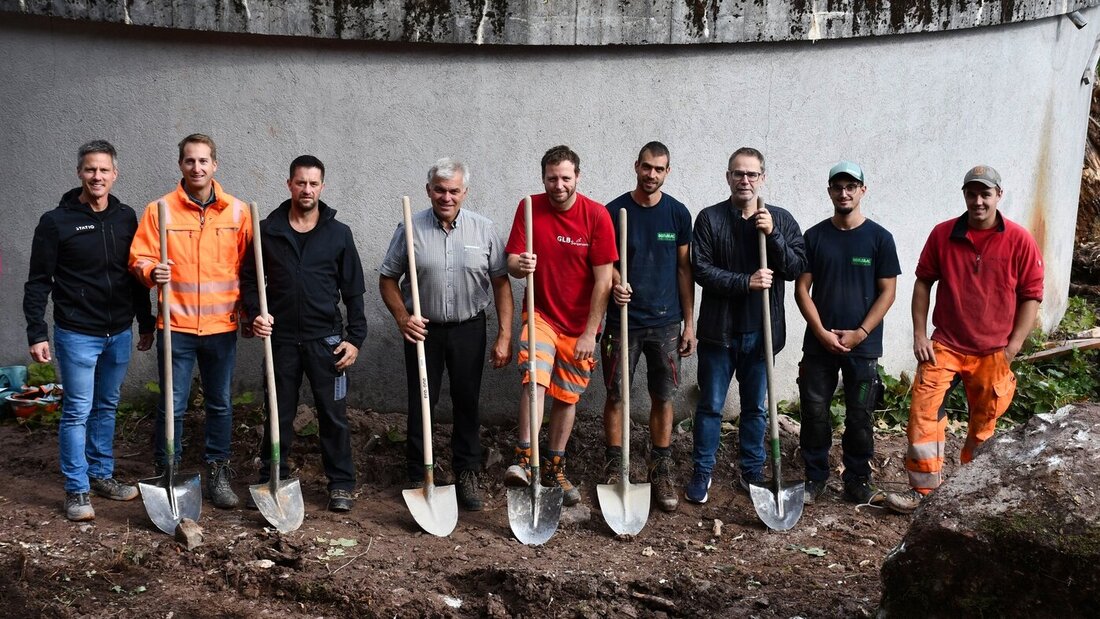 Spatenstich für grösseres Projekt am Flumserberg: «Schaufel frei» für Auftraggebende, Planer und Ausführende. (Bild: Guido Städler) 213816_214008.jpg