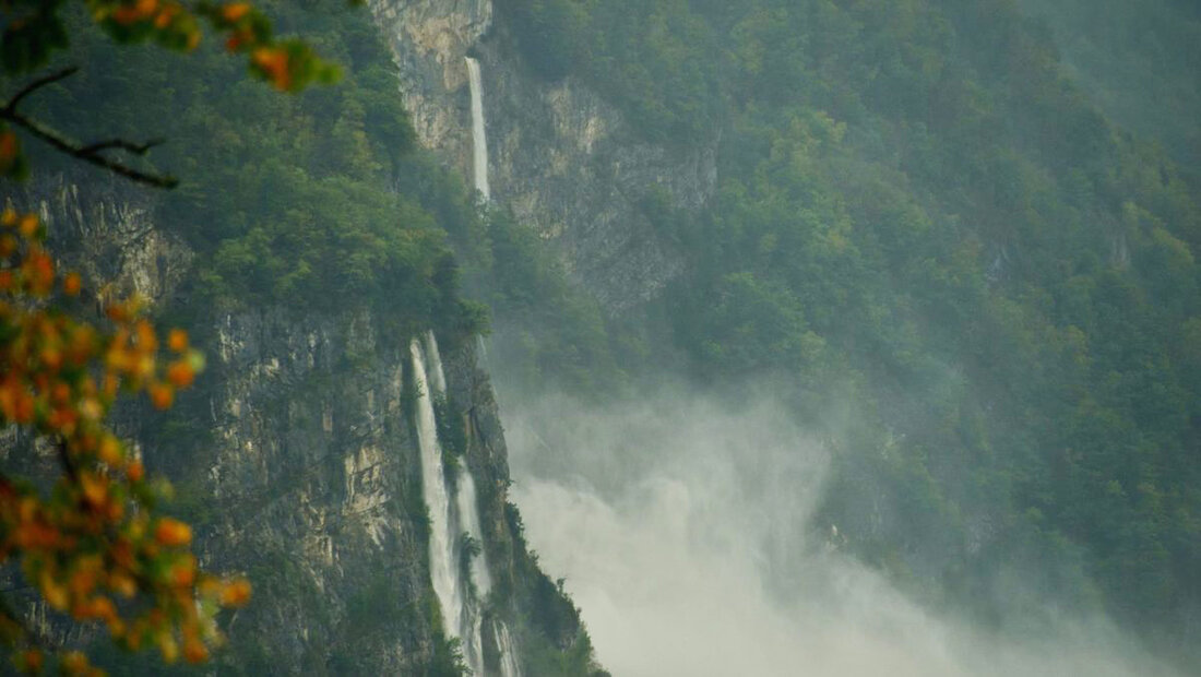 Offenbarte die Höhle: Beim Starkregen im August 2022 kam der bis dahin unbekannte Muslenfall (hinten) aus der Felswand bei Amden. (Bild: Thomas Huber)
