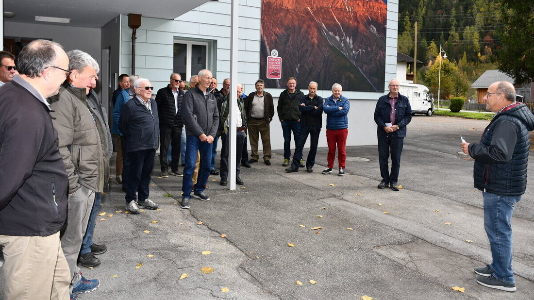 Der aktuelle Vättner Ortspräsident Daniel Jäger (rechts) begrüsst: Zahlreiche Altpräsidenten zu Besuch im Taminatal. (Bild: Guido Städler)