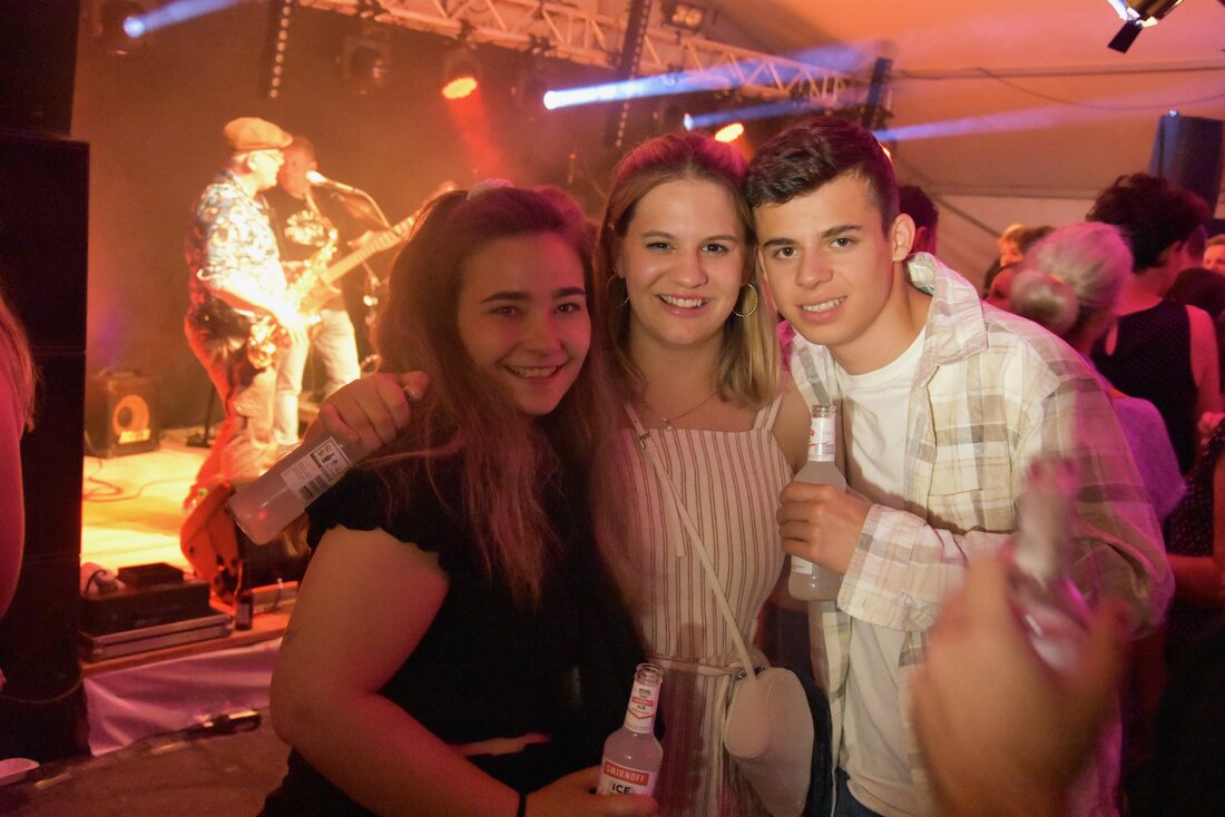 Geniessen das nächtliche Unterhaltungsangebot am Dorffest Vilters: Die vielen Nachtschwärmer am Konzert der Pykniker. (Bilder Patricia Hobi, Michael Kohler, Pressedienst)