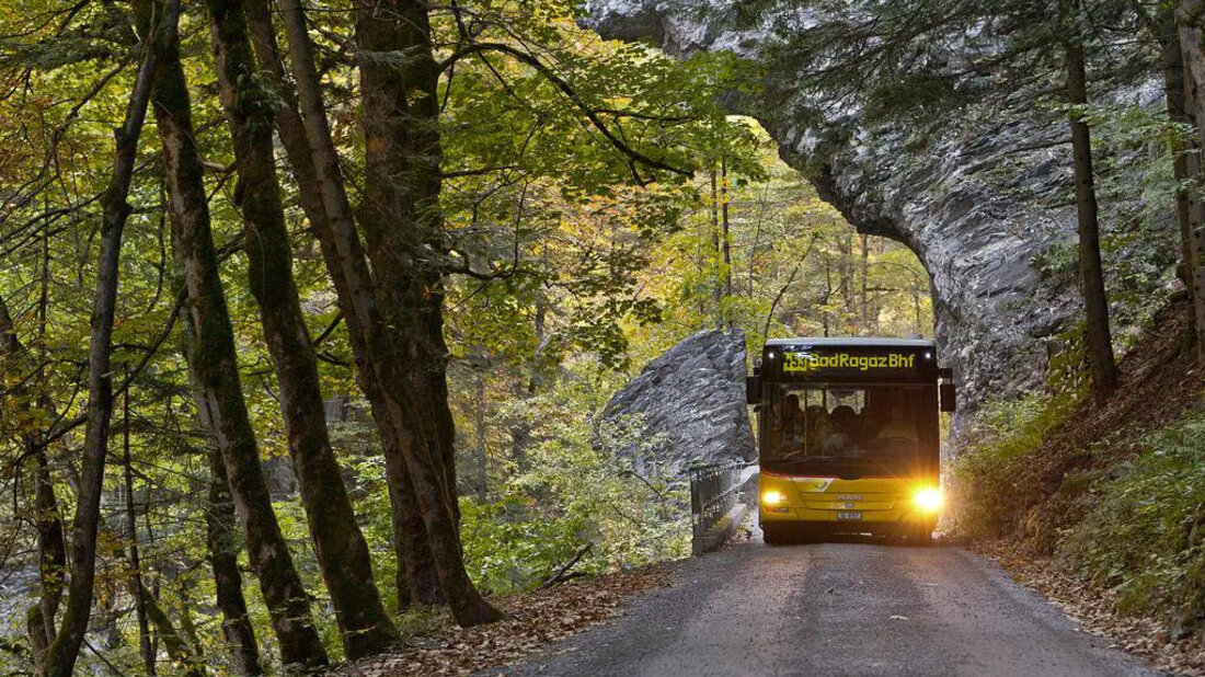 Bald Endstation? Die Buslinie ins Alte Bad Pfäfers könnte dem Sparkaet zum Opfer fallen. (Archivbild: Keystone)