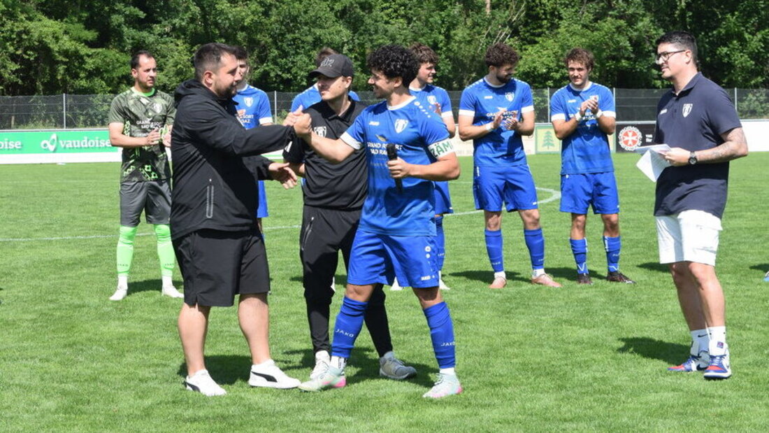Viel Applaus und Dank: Die Aufstiegstrainer Ado Sanchez (links) und Thomas Singer (Mitte) werden von Captain Marco Mühlebach verabschiedet. (Bild: Martin Broder)