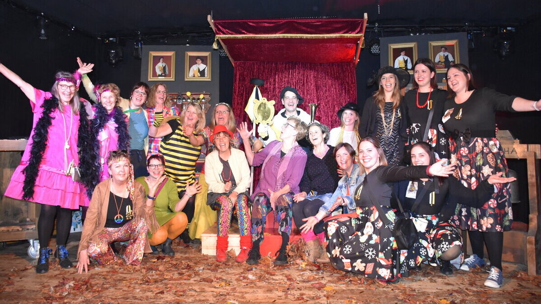 Frisch gekröhnt: Nach der Einkleidung strahlt der neue Hofnarr Joel I inmitten seiner
Ehrendamen. (Bilder: Katrin Wetzig)