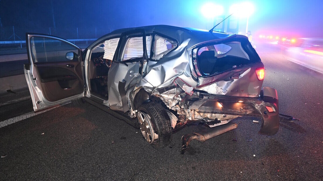 Grosser Schaden: In der Nacht auf Samstag kolliidieren auf der Autobahn A13 bei Sargans zwei Autos. (Bild: Kantonspolizei)