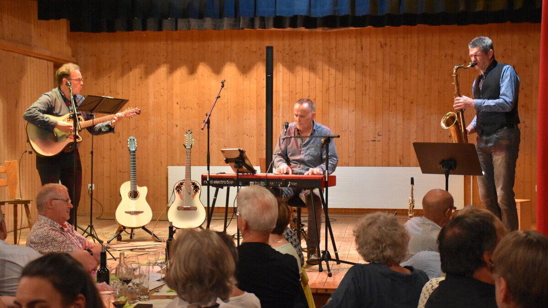 Gediegene Musik in familiärer Atmosphäre: Markus Hobi, Alexi Nay und Clau Maissen (von links) verzaubern mit ihren rätoromanischen Liedern und mitreissendem Klang im Lindensaal in Berschis. (Bild und Video Katrin Wetzig)