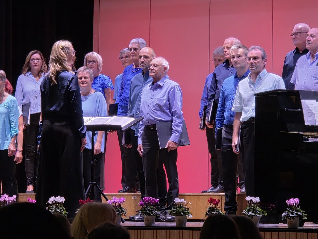 Sorgt für wunderbare Abendstimmung am See: Der Churfirstenchor verzückt sein Publikum mit bekannten Stücken aus der Musikgeschichte. (Bilder: Nicky Stettler)