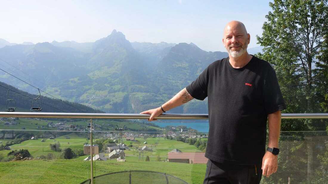 Seit 40 Jahren in der Branche: Helmut Breiteneder auf der oberen Terrasse des Restaurants «Walau», im Hintergrund der Walensee. (Bild: Christine Schibschid)