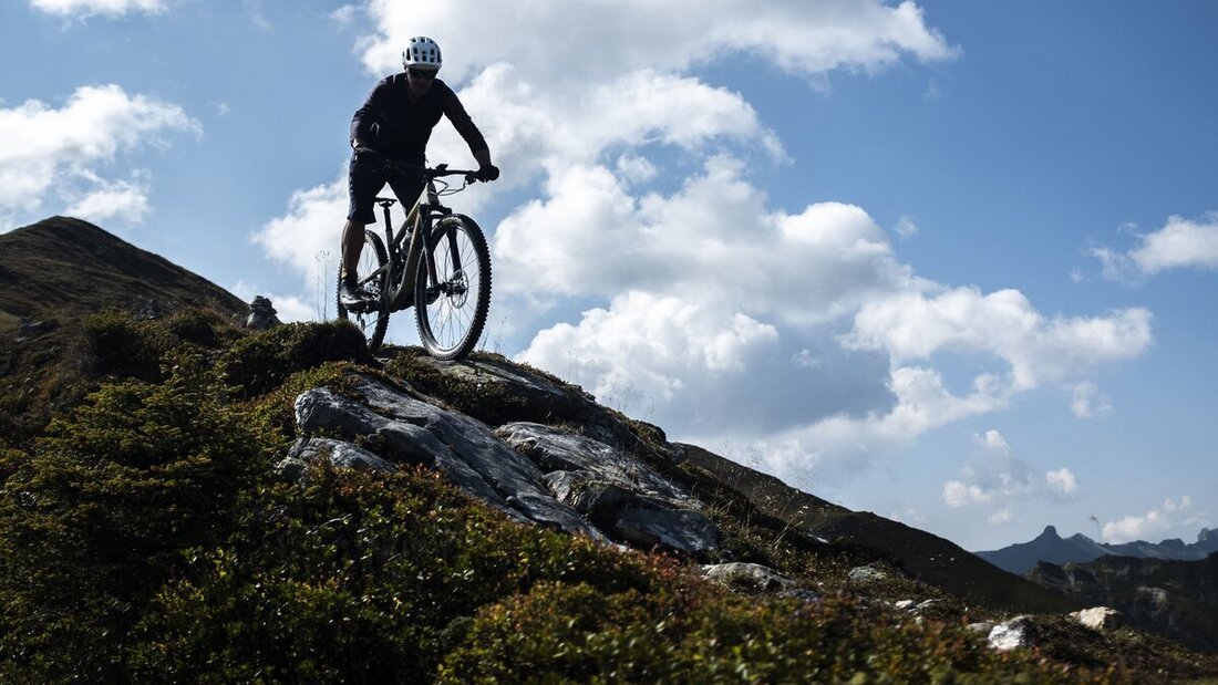 Im Kanton St. Gallen soll ein Streckennetz für Mountainbiker geplant und signalisiert werden. Weil es sich dabei auch um Wanderwege handelt, gilt das Koexistenz-Prinzip. (Archivbild Keystone/Gian Ehrenzeller)