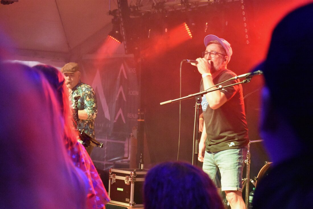 Eine sichere Bank: Die Pykniker mit Frontmann Michael Giordano sorgen ebenso für einen grossen Besucheraufmarsch wie für beste Stimmung im Festzelt. (Bilder Patricia Hobi, Michael Kohler, Pressedienst)