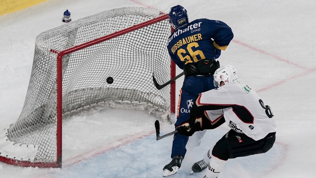 Endlich wieder ein Sieg: Valentin Nussbaumer erzielt das 4:2 gegen Lausanne. Bild: Keystone 216024_216025.jpg