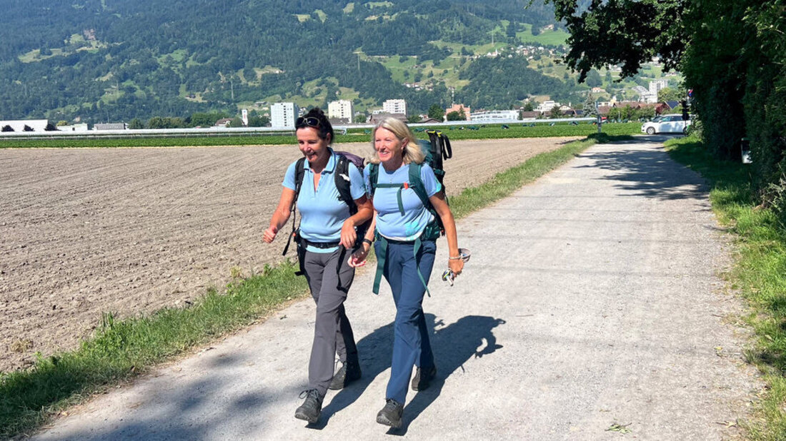 Wir sind dann mal weg: Susann Loop (rechts) beginnt mit Freundin Ulla in Landquart das Wanderabenteuer. (Pressebilder)