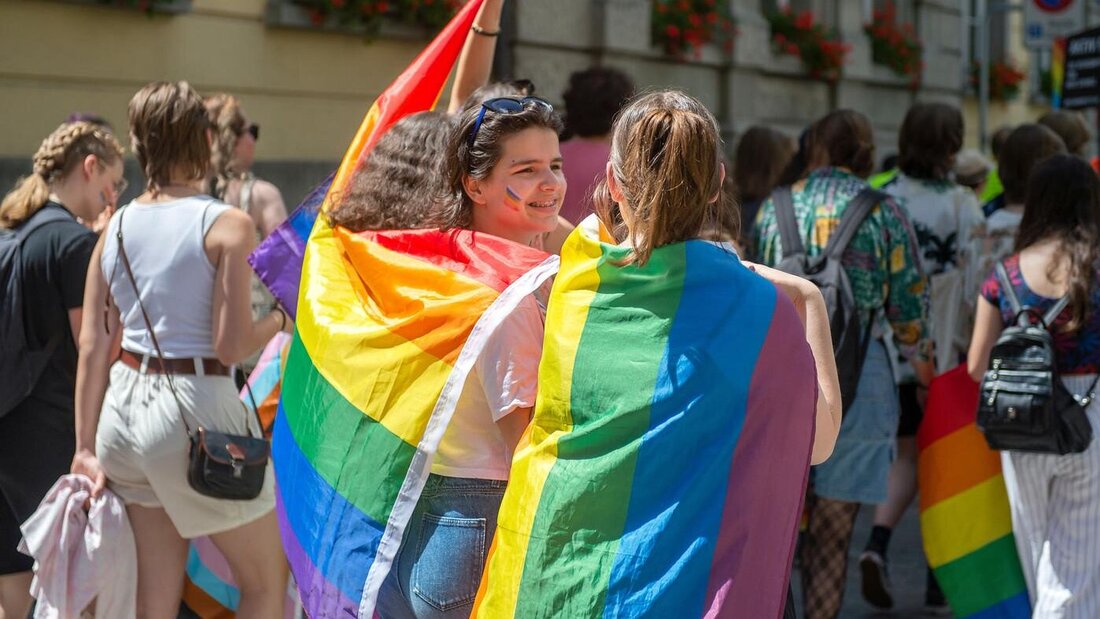 Zum dritten Mal «Khur Pride»: Bald sind wieder viele Regenbogenflaggen in der Churer Altstadt zu sehen. (Bild: Archiv)