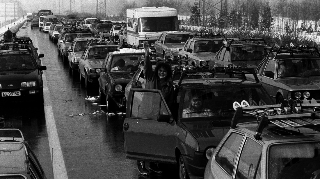Erinnerungen an den Qualensee: Der Verkehr staut sich bei Bilten zum Beginn der Winterferien im Jahr 1985. Die durchgehende Walensee-Autobahn wurde 1987 eröffnet, ab dann liefs flüssiger Richtung Graubünden. (Archivbild: Keystone)