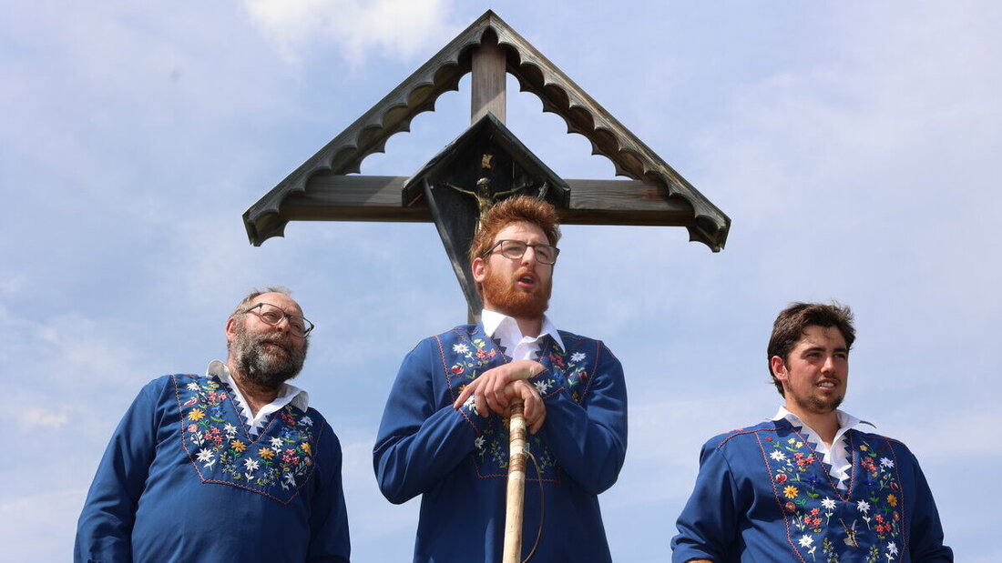 Betruf: Die Älpler Alfred Steiner, Manuel Hobi und Joel Eberle (von links) vor dem Alpkreuz. (Bilder: Ignaz Good)