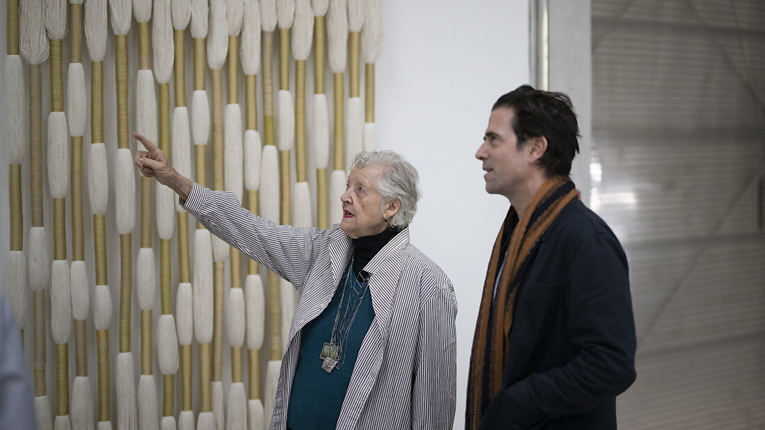 Die amerikanische Künstlerin Sheila Hicks im Gespräch mit Gianni Jetzer, dem neuen Direktor des Kunstmuseums St. Gallen. 20230203151043253.jpg