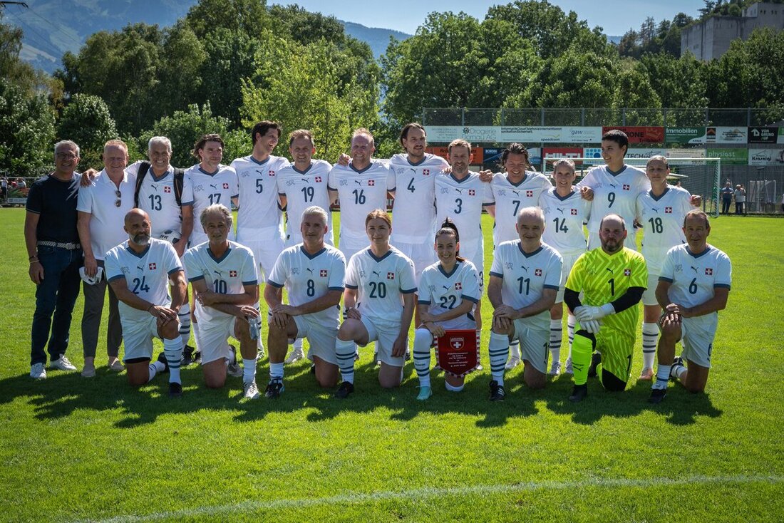 Geballte Erfahrung: Die Suisse Legends (unter anderem mit Thomas Bickel, Stéphane Chapuisat, Andy Egli, Fabienne Humm und Martina Moser) sind am Jubiläum des FC Trübbach die Attraktion. (Bilder: Heini Schwendener)
