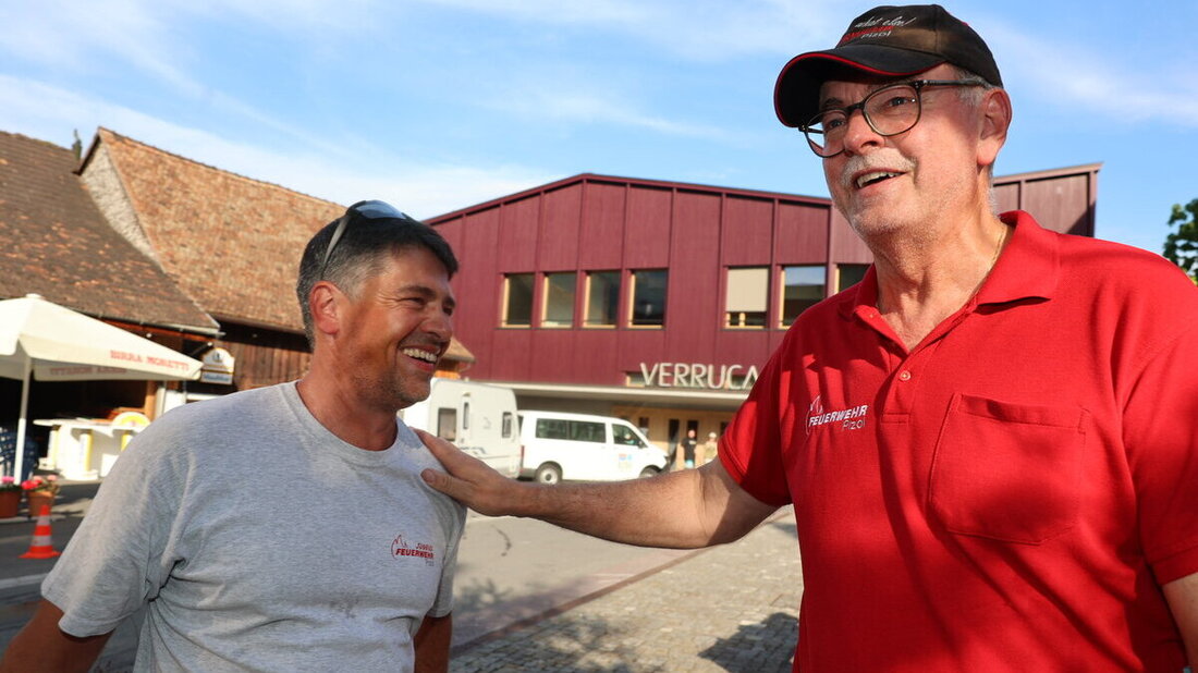 Baumeister des Erfolgs: Feuerwehrkommandant Thomas Bärtsch (links), hier im Gespräch mit Fritz Thuner, Gemeinderat in Vilters-Wangs.