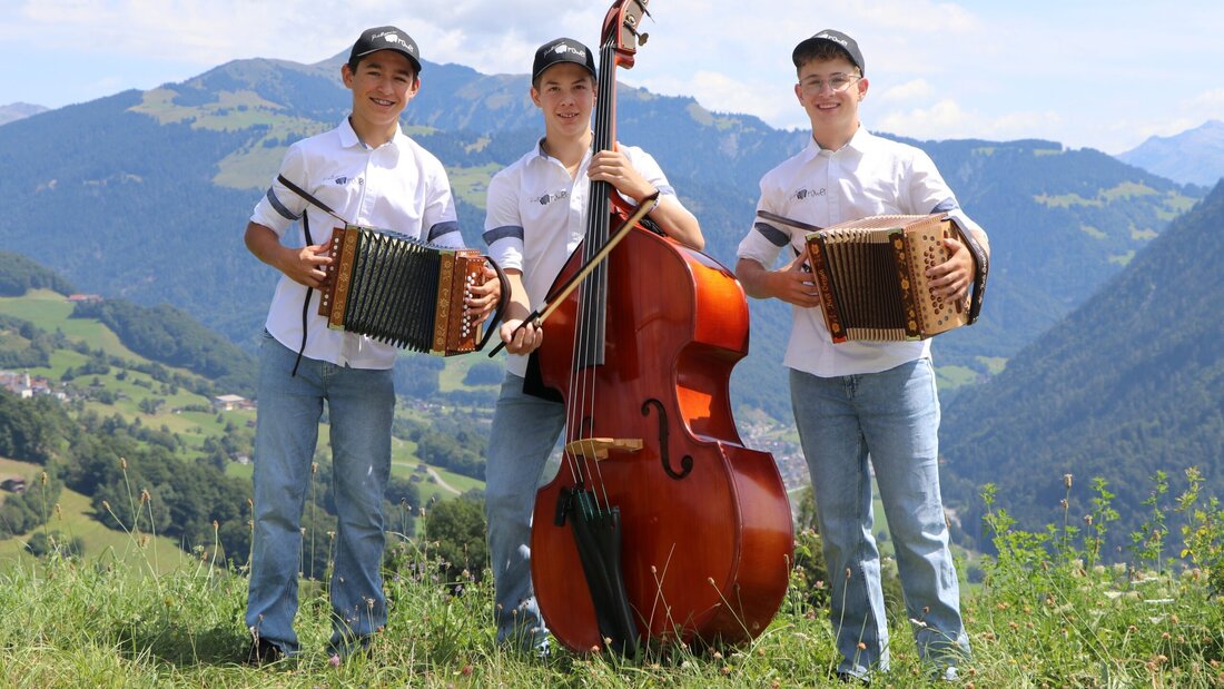 «Prättigauer Power»: Laurin Aebli, Philip und Lukas Joos (von links) musizieren schon lange gemeinsam. (Bild: Claudia Aebli-Roffler)