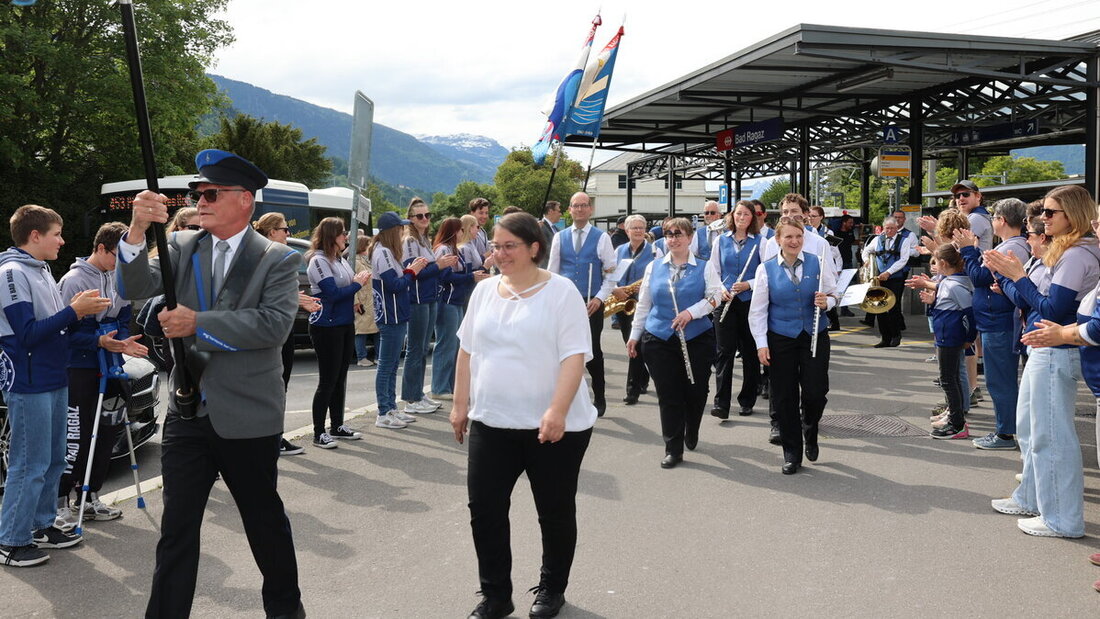 Freundlicher Empfang: Die Musikgesellschaft Harmonie Bad Ragaz wird nach der Teilnahme am «Eidgenössischen» am Bahnhof willkommen geheissen. (Bild und Video: Ignaz Good)
