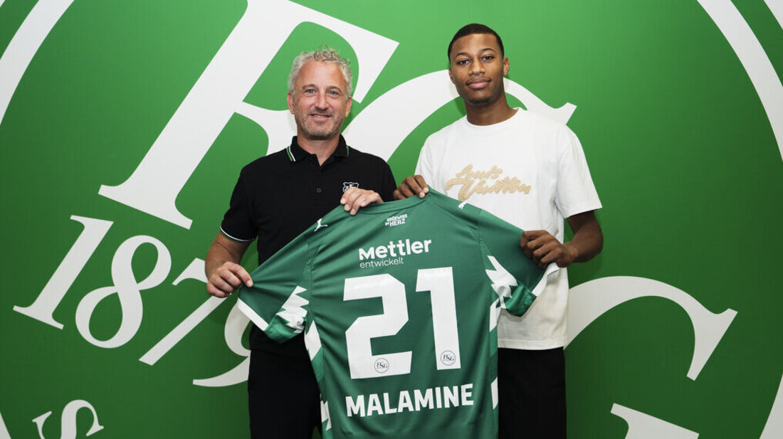 Neues Gesicht: FCSG-Sportchef Roger Stilz (links) präsentiert Neuzugang Malamine Efekele. (Pressebild)