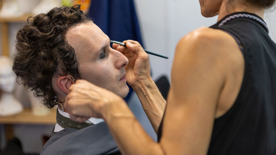 Die heutige Wettbewerbsfrage: Wie heisst der Schauspieler mit bürgerlichem Namen,
der hier in der Garderobe der Walenseebühne zu Charlie Chaplin wird? (Bild: Gianluca Volpe)