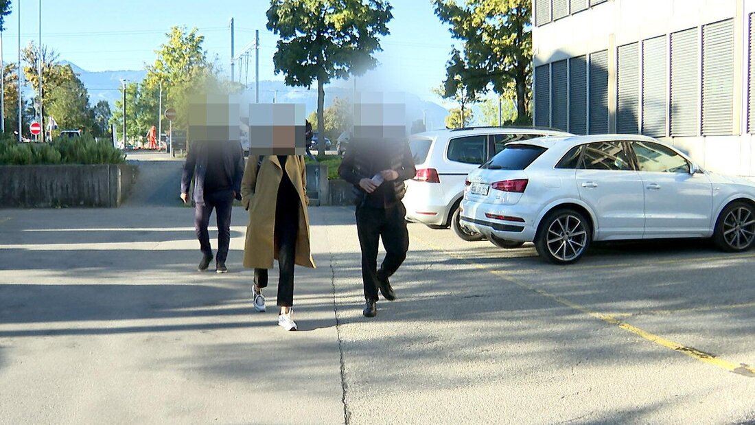 Vor dem Urteil: Der Beschuldigte (rechts) mit seiner Verteidigerin und Begleiter. (Bild: TVO)