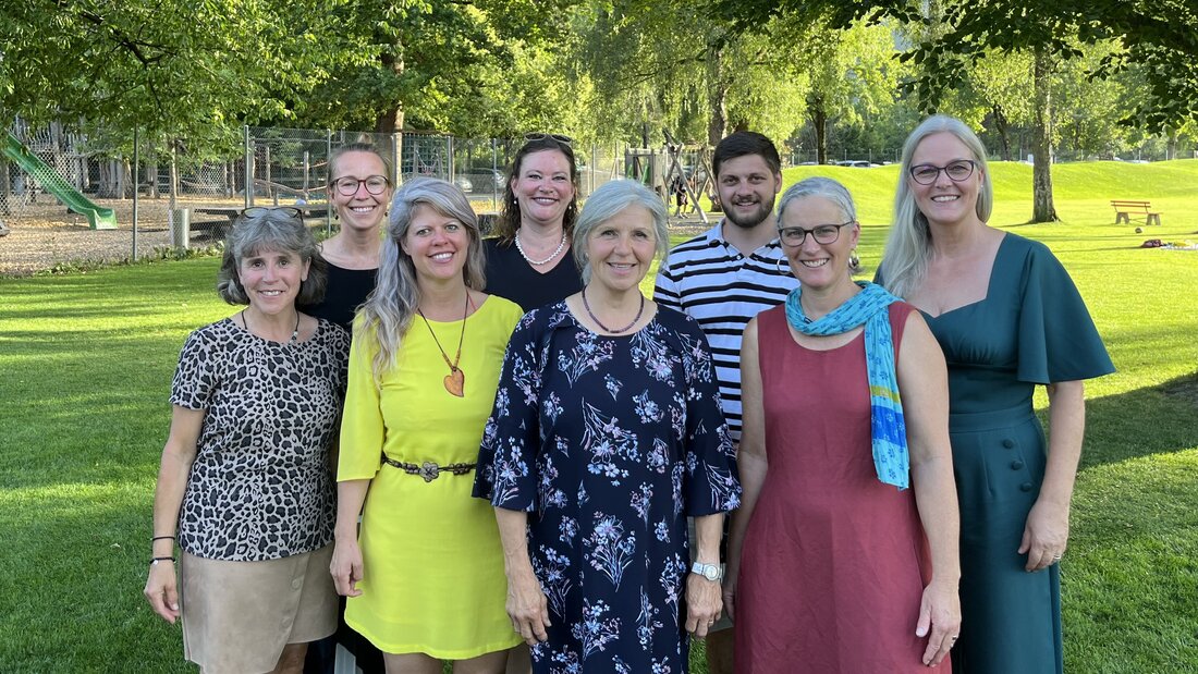 Jubilarinnen, neue und verabschiedete Lehrkräfte: Elsbeth Keel, Ladina Menghini, Elisabeth Kunz, Andrea Cheridito (vorne von links) sowie Maria Simmen (Schulratspräsidentin), Rebekka Gamper, Ramon Schmid, Claudia Siegenthaler (hinten von links). (Pressebild)