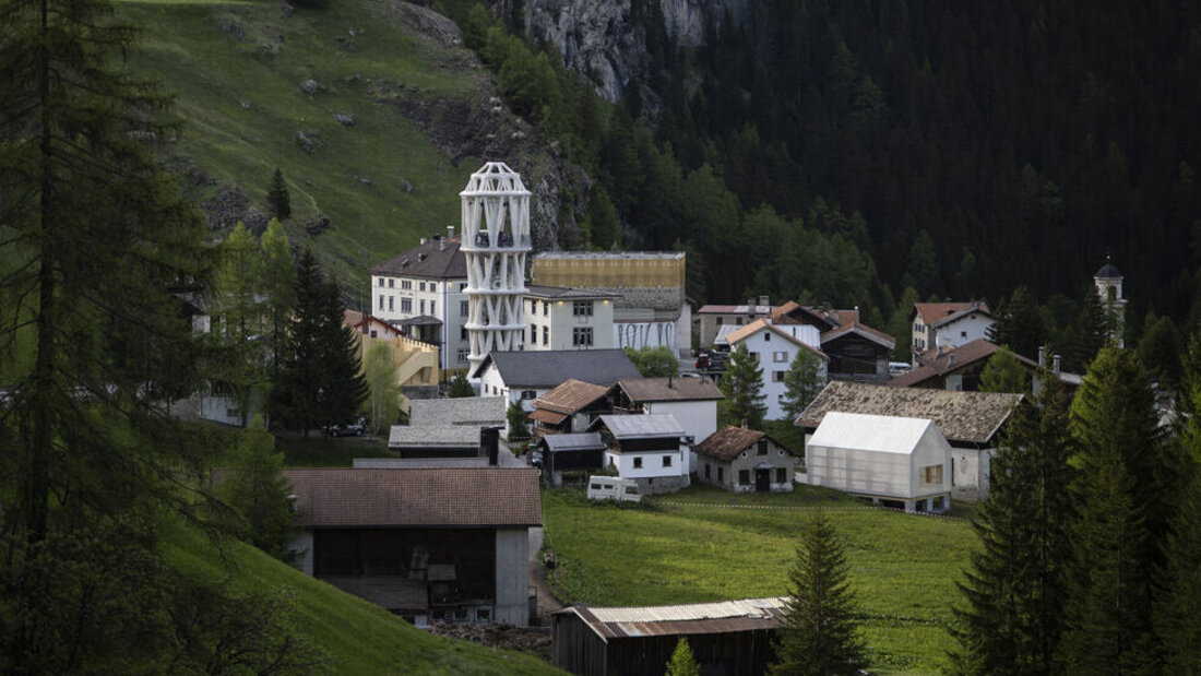 Wurde im Mai eröffnet: Der weisse Turm von Mulegns. (Bild: Gian Ehrenzeller/Keystone)