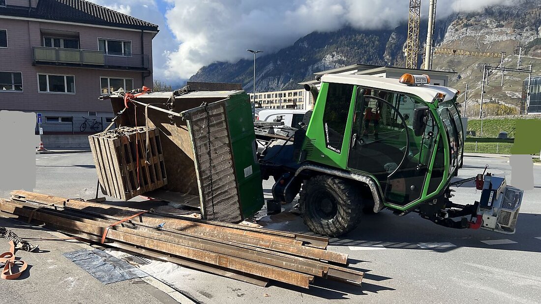 Der Motorkarren verlor Ladung und Dieselöl. 20221104184302256.jpg