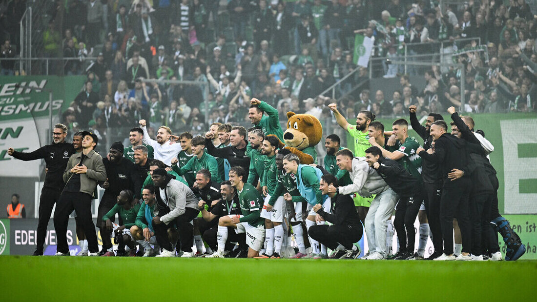 Grosser Jubel im Kybunpark: Der FC St.Gallen bezwingt den Meister zum Saisonstart. (Bild: Gian Ehrenzeller/Keystone)