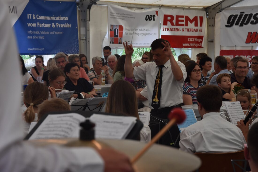 Hohes Niveau: Die Jugendmusik Mels unter der Leitung von Beda Hidber vermag zu überzeugen. (Bilder Patricia Hobi, Michael Kohler, Pressedienst)