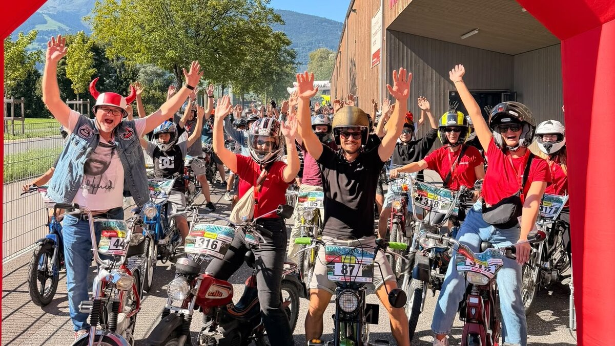 Over 400 moped fans start the Cervelat Tour in Sargans