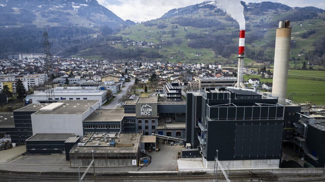 Auf das Erreichen der Klimaziele bedacht: Die Flumser Unternehmung Flumroc AG, die aus Steinwolle Dämmmaterialien herstellt. (Bild: Gian Ehrenzeller/Keystone)