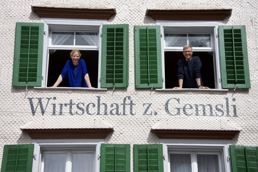 Tragen das Melser «Gemsli» gemeinsam in die Zukunft: Die neue Wirtin Christine Rohrer und der Eigentümer André Lendi. (Bild Michael Kohler)
