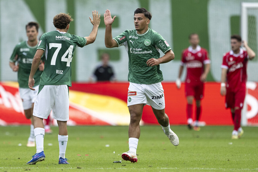 Zweiter Treffer in der Super League: Der Sarganser Nevio Scherrer erzielt das 3:4 für St.Gallen. (Bild: Keystone)