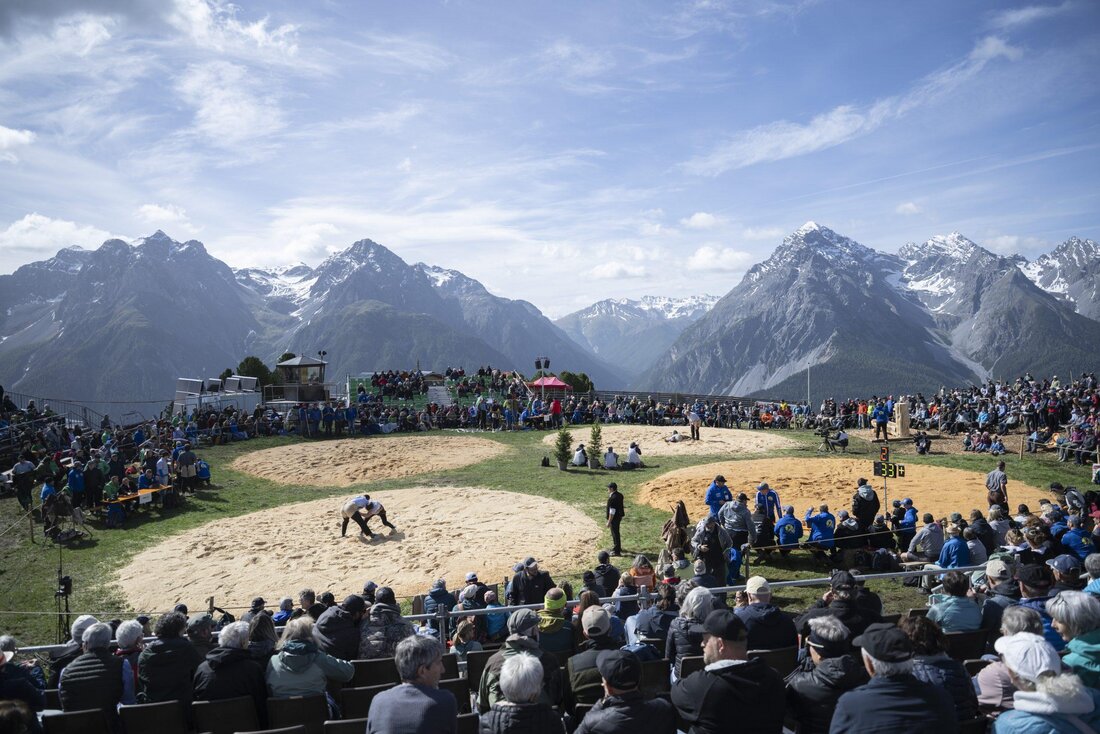 Was für ein Panorama: Auf Motta Naluns wird auf 2150 Meter über Meer geschwungen.
