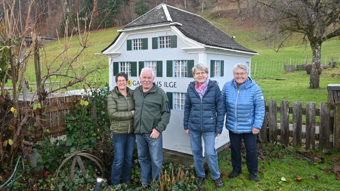 Die Gastgeberfamilie vor der kleinen «Ilge», die für den Umzug des Nordostschweizer Jodelfests in Chur 1998 erstellt wurde: Bea, Benno, Marlise und Migge Guntli (von links). (Bild: Patricia Hobi)