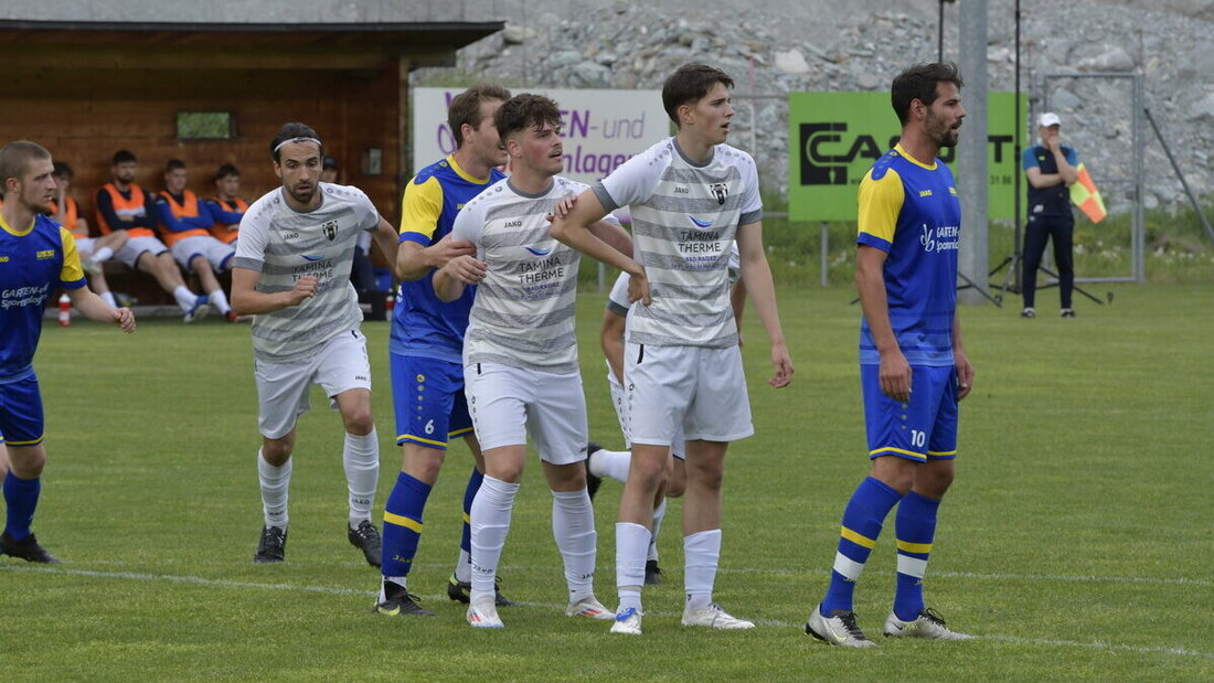 3:2-Sieg im Mai 2025: Beim letzten Aufeinandertreffen gegen die US Schluein Ilanz hat der FC Bad Ragaz (in Weiss) die Nase vorn. (Archivbild: Reto Voneschen)