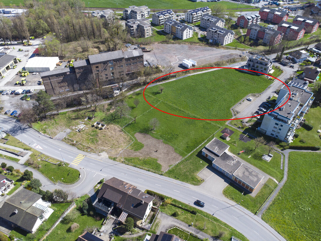 Vorgesehener Standort für ein Schulhausprovisorium in Sargans: Die Parzelle Nr. 369 in der Malerva (roter Kreis). (Bild Gianluca Volpe)