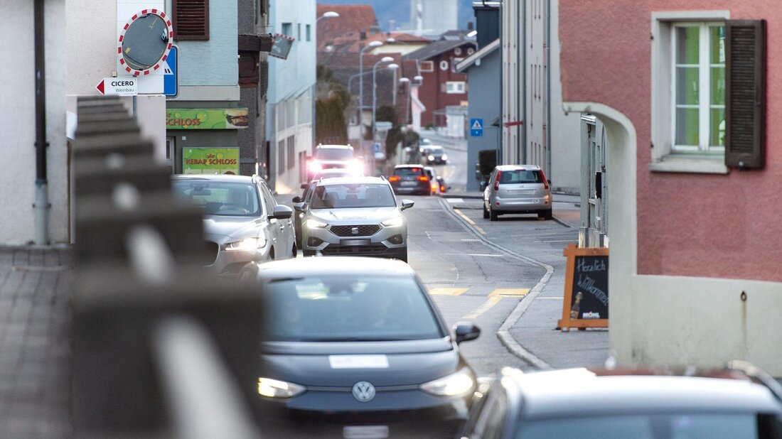 Blechlawine wälzt sich durchs Dorf: Weil es auf der Autobahn staut, weichen unzählige Autofahrer auf Alternativrouten aus wie hier in Zizers. (Bild: Olivia Aebli-Item)