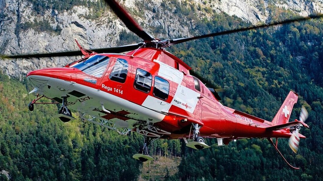 Rettungskräfte im Einsatz: Die Rega suchte am Sonntag nach einem vermissten Windsurfer am Walensee. (Symbolbild: Boris Macek/Wikipedia) 140689_140696.jpg