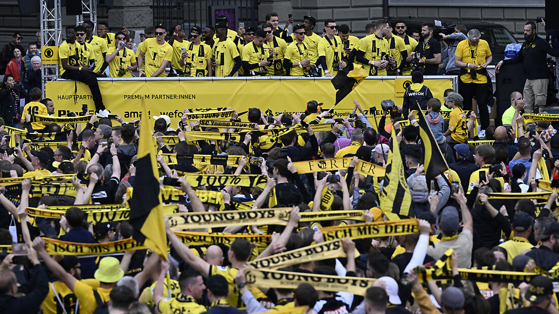 Die YB-Fans haben am Sonntag in Bern ihre Meister-Mannschaft auf dem Umzug durch Bern gefeiert. 20230507195550568.jpg