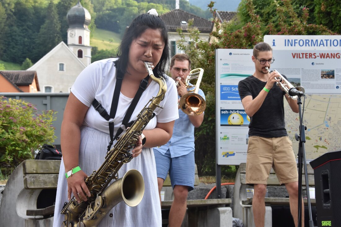 Im Element: Cäcilia Quan, Mitglied der Bung Binh Brass Band, nimmt das Publikum an einer Solostelle voll für sich ein. (Bilder Patricia Hobi, Michael Kohler, Pressedienst)