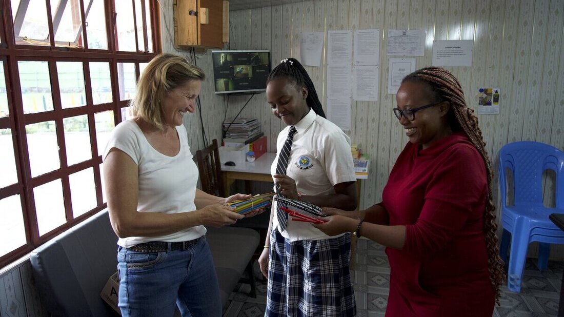 Besuch aus Mels: Mirjam Segrada verteilt die Schreibstifte. (Pressebild)
