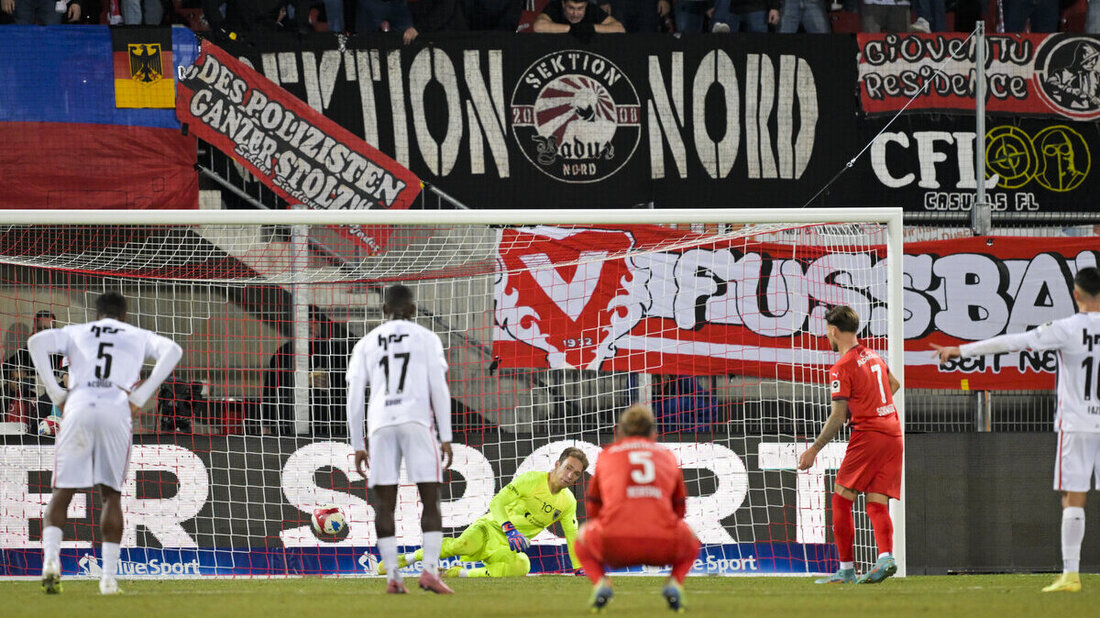 Danach ging es rund: Dominik Schwizer erzielt per Penalty nach einer Stunde das 2:1 für Vaduz. (Bild: Gian Ehrenzeller/Keystone)