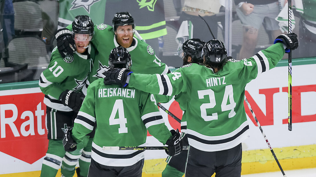 Die Dallas Stars bejubeln den Siegtreffer von Joe Pavelski (2. von links) in der Overtime 20230526062039717.jpg