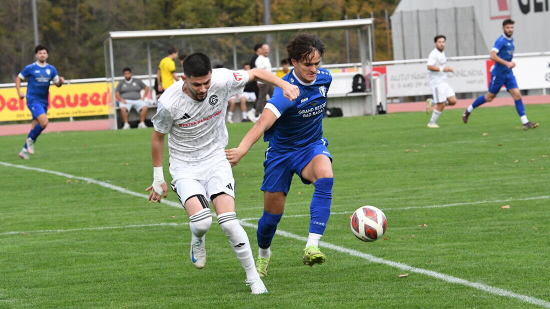 Enges Spiel: Der FC Bad Ragaz (in Blau) wird zwar vom FC Glarus gefordert, setzt sich am Ende doch durch. (Bild: Martin Broder)