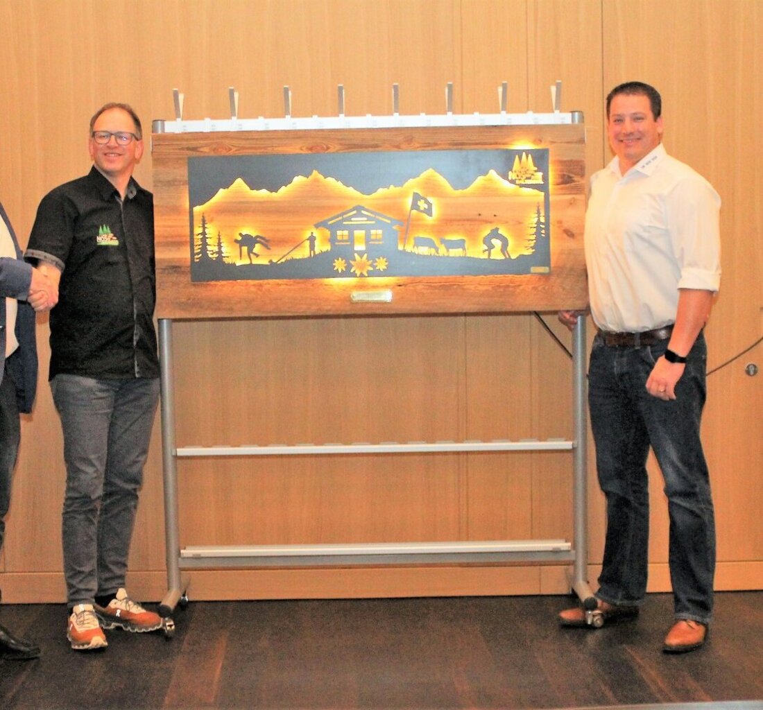 «Startkapital» fürs NOS Balterswil: OK-Präsident Daniel Stamm erhält von Paul Ackermann (links) eine der beiden LED-Wandbilder.
Ebenfalls mit dabei ist der Melser Schwingklubpräsident Reto Bleiker (rechts).(Pressebild)