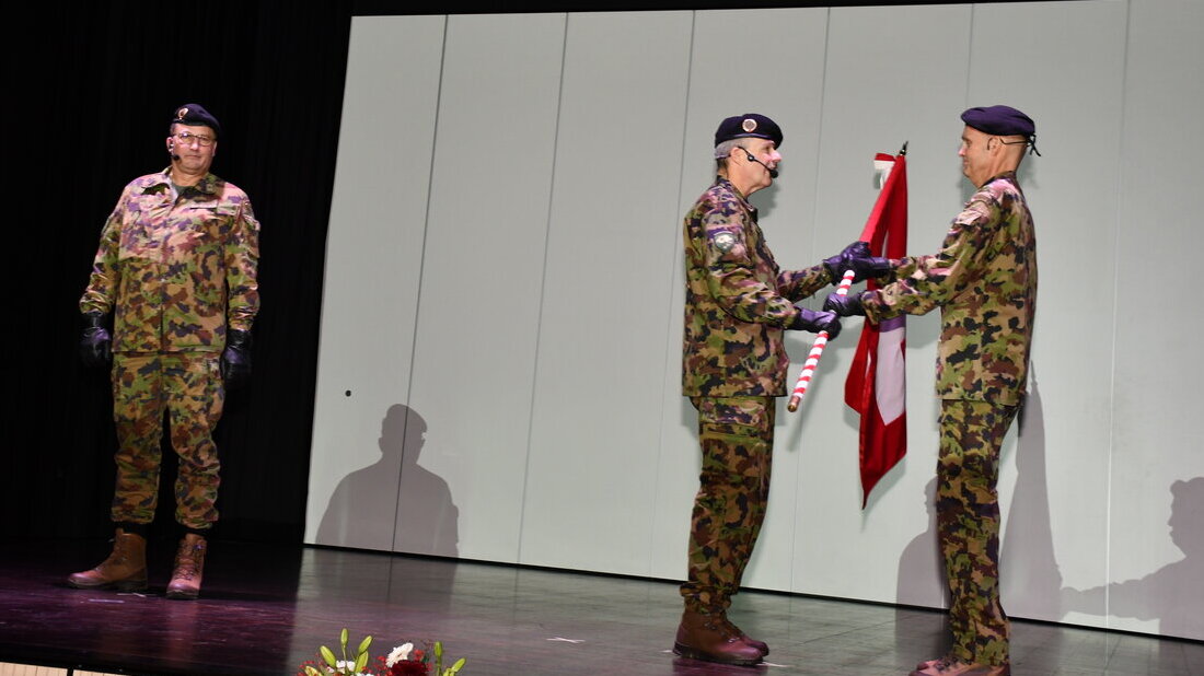 KKdt Hans-Peter Walser (Mitte) überträgt das Kommando des AZA Walenstadt: Auf Oberst i Gst Ronald Drexel (links) folgt Oberst i Gst Marco Anrig. (Bild Guido Städler)