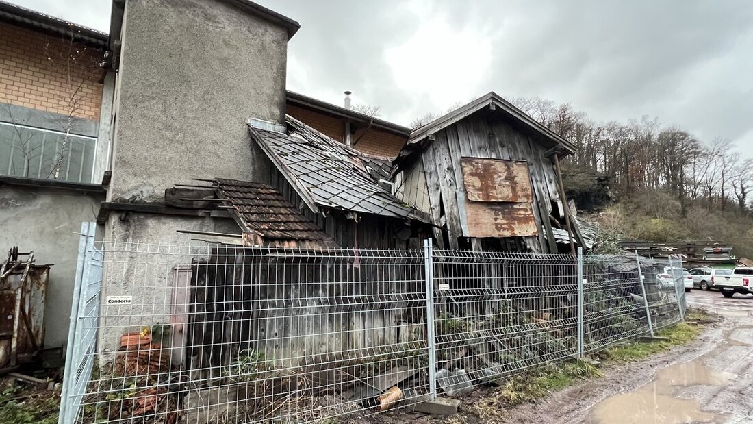 Schon fast ganz zerfallen: Dieses Häuschen beim Tiergarten in Mels. (Bild Hans Bärtsch)